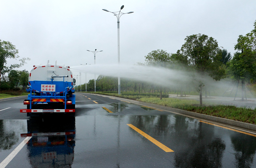 江淮車廂可卸式純電動垃圾車頂噴功能演示